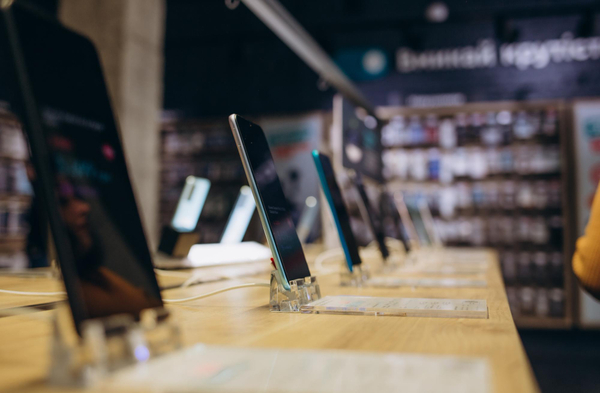 aparelhos de celular sobre um balcão em loja