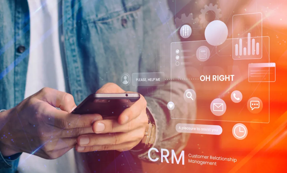 Pessoa segurando smartphone com icones de CRM ao redor representando gestao de relacionamento com clientes em loja de celular